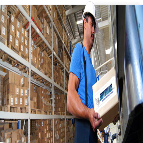 Colaborador de Servipernos realizando empaquetado y logística en la bodega de productos industriales