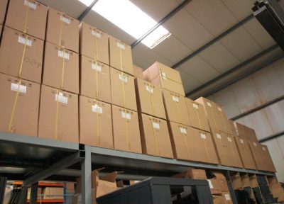 Cajas de inventario almacenadas en la bodega industrial de Servipernos