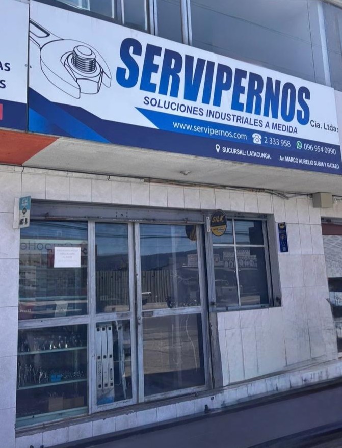 Fachada de Servipernos Cía. Ltda. en Sangolquí, tienda de pernos y soluciones industriales a medida.